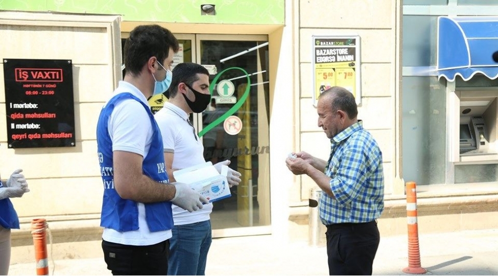 yap-gence-sheher-teshkilatinin-emekdashlari-vetendashlara-tibbi-maskalar-paylayiblar-video