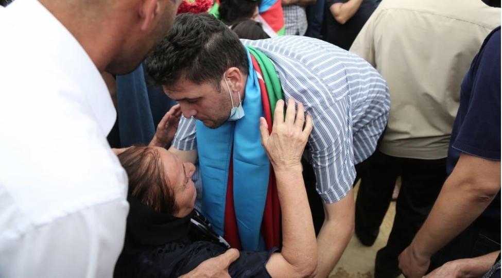 komandir-de-yatarmi-ay-ogul-video