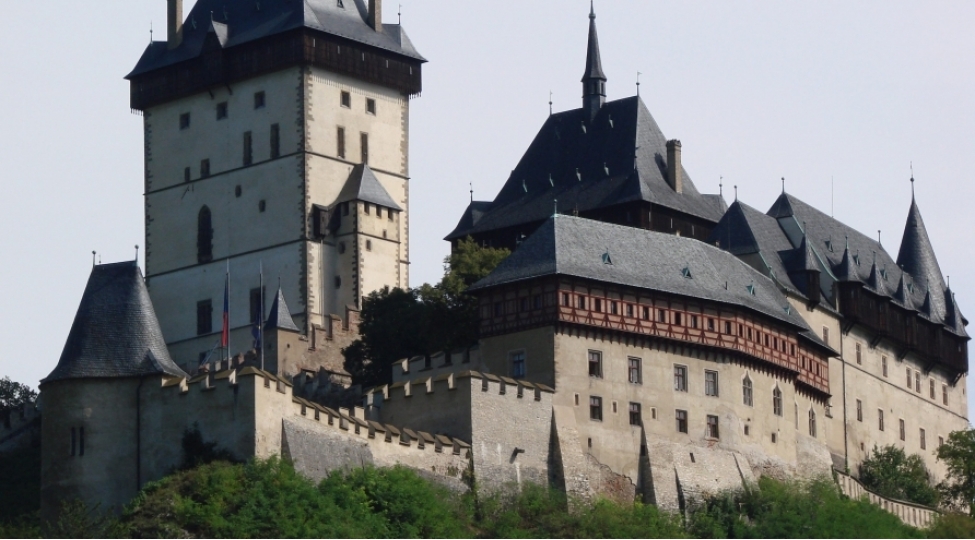 karlshteyn-orta-esrler-chexiya-memarliginin-incisidir
