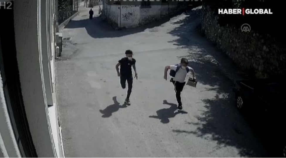 iki-yeniyetme-yashli-qadinin-chantasini-ogurladi-video