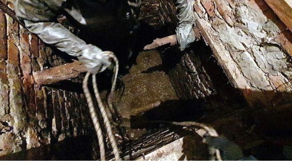 ev-sakinleri-kanalizasiya-uchun-qazilmish-quyuya-dushduler-besh-olu-video