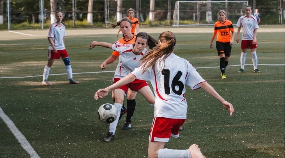 qadin-futbolchular-arasinda-amansiz-dava-video