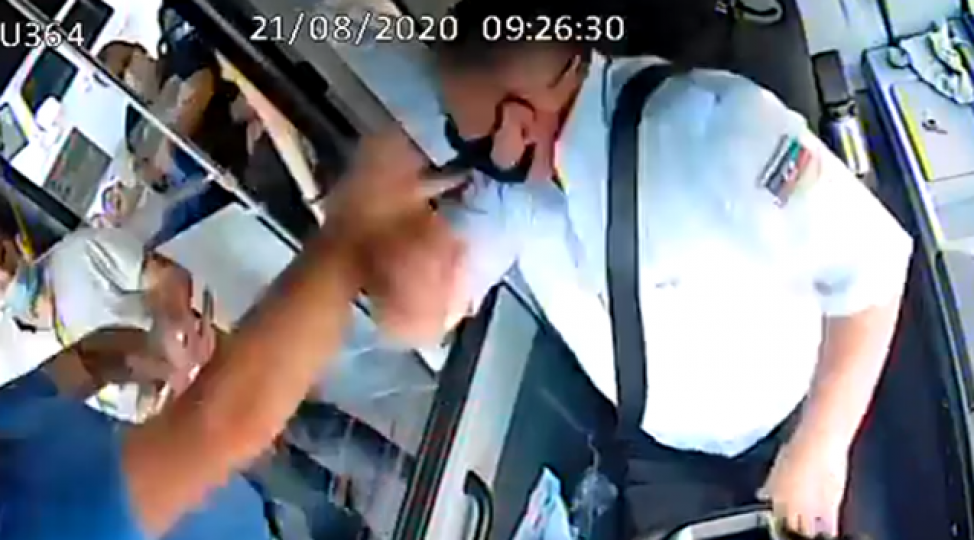 sernishin-ona-maska-tax-deyen-surucunu-doydu-video