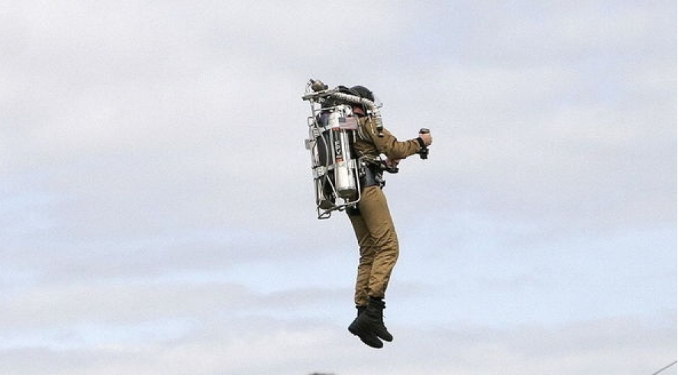 914-metr-hundurlukde-teyyarenin-yani-ile-uchan-kishini-goren-pilot-shoka-dushdu-video