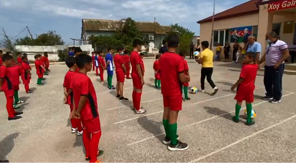 mecburi-kochkunlerin-mektebli-ushaqlarina-futbol-formasi-hediyye-edilib-fotovideo