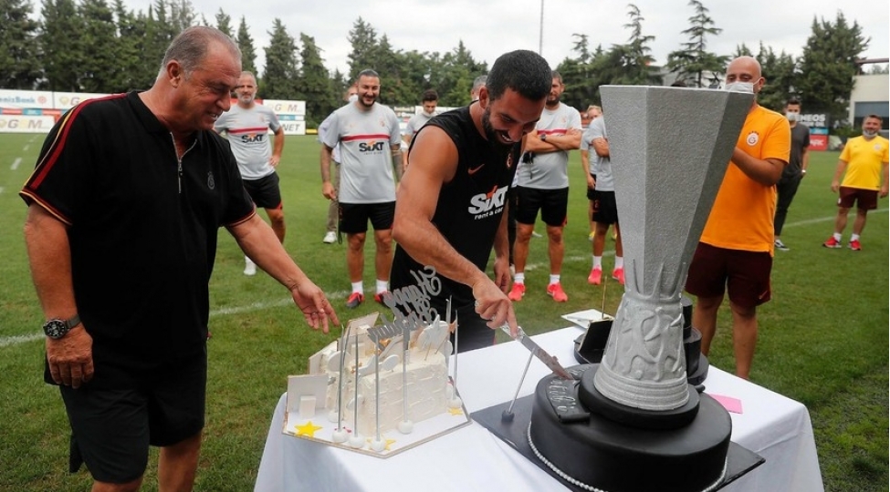 qalatasaraydan-terime-dogum-gunu-surprizi-video