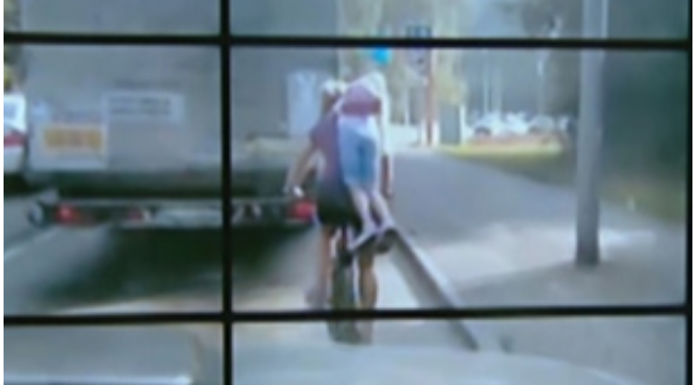 polis-azyashli-qizini-ve-ozunu-tehlukeye-atan-velosipedchi-anani-cerimeledi-video