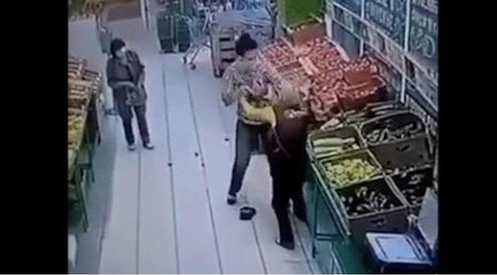 bichaqli-qadin-magaza-ishchisine-hucum-etdi-video