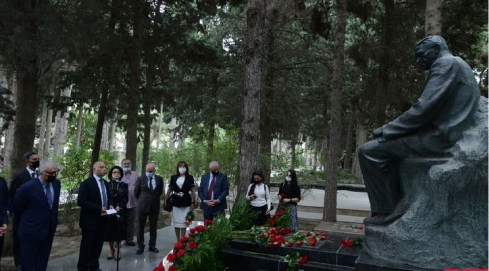 uzeyir-hacibeylinin-ve-musiqi-xadimlerinin-mezarlari-ziyaret-edilib