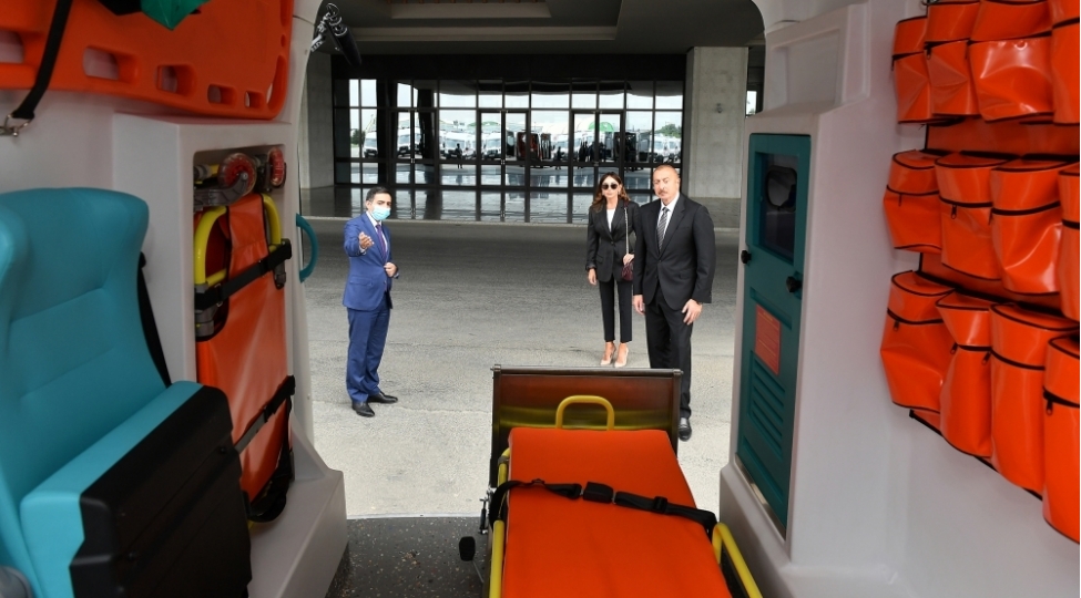 yeni-getirilen-tecili-tibbi-yardim-avtomobilleri-ile-tanishliq-foto