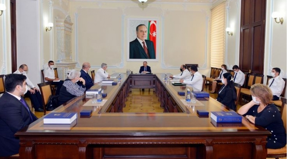 kamran-eliyev-shehid-olan-prokurorluq-emekdashlarinin-aile-uzvleri-ile-gorushub