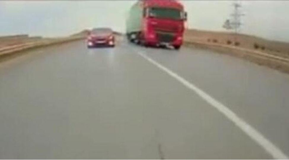 azerbaycanda-yuk-avtomobilinden-tehlukeli-manevr-video
