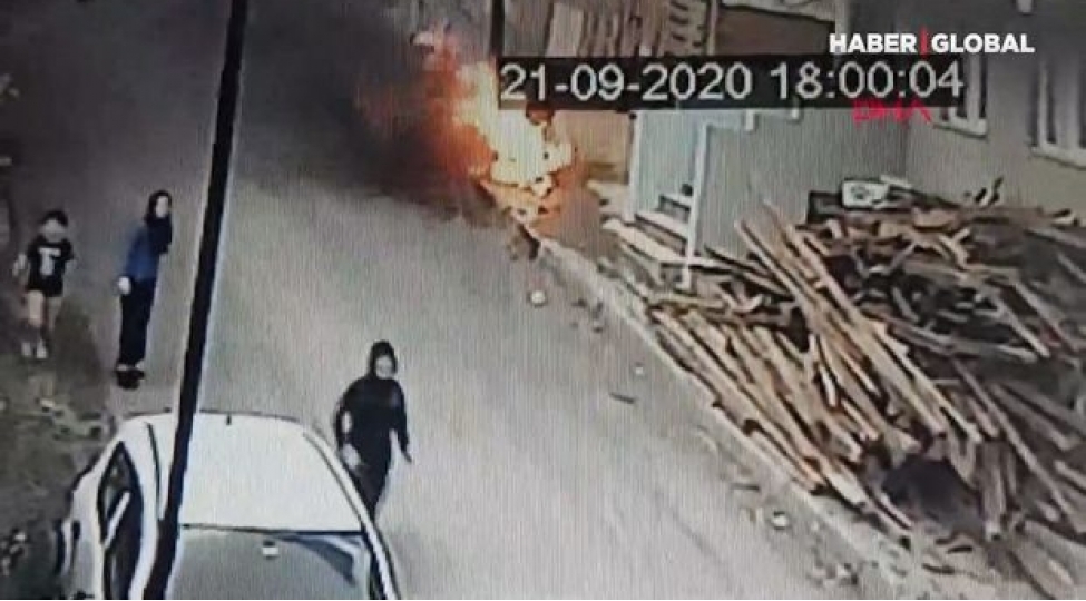 odla-oynayan-ushaqlar-avtomobili-yandirdi-video
