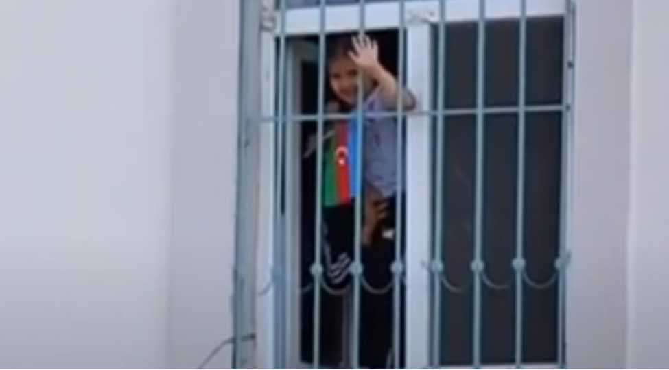 ilham-baba-deyib-pencereden-prezidenti-sesleyen-zehra-video