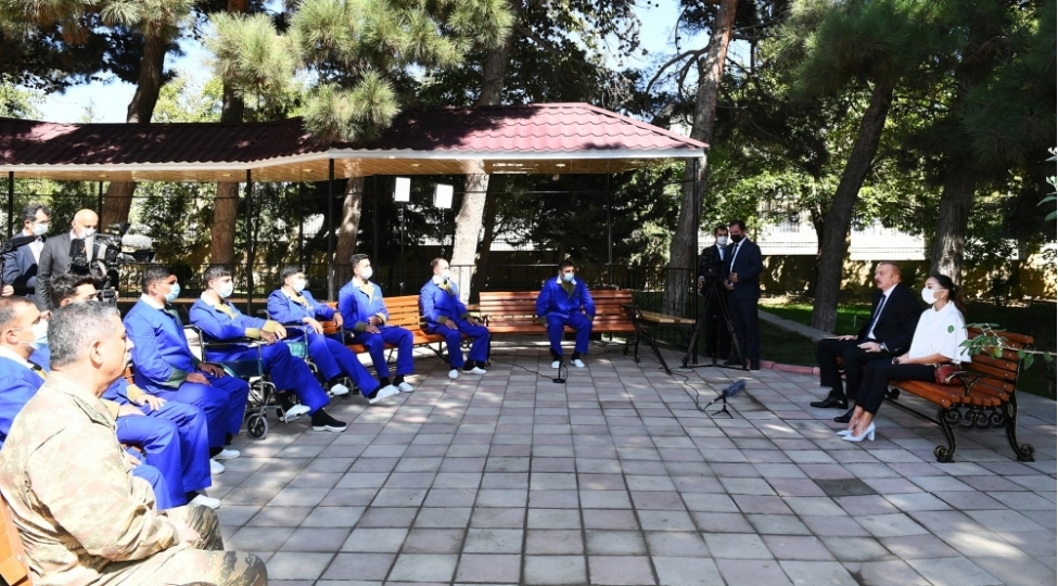 prezident-yarali-herbchilere-bash-chekdi