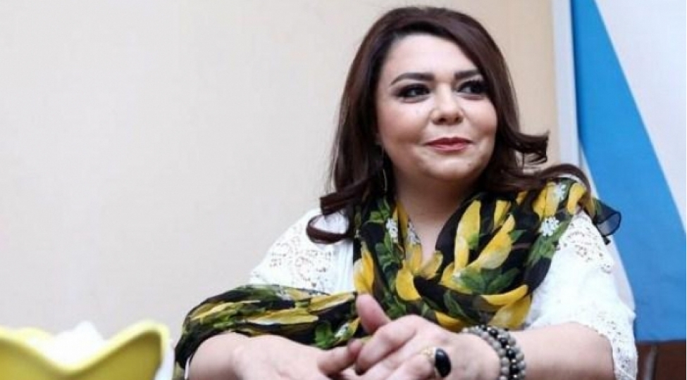 nezaket-teymurova-anam-qohumlarini-tebrik-edir-ushaq-kimi-sevinir