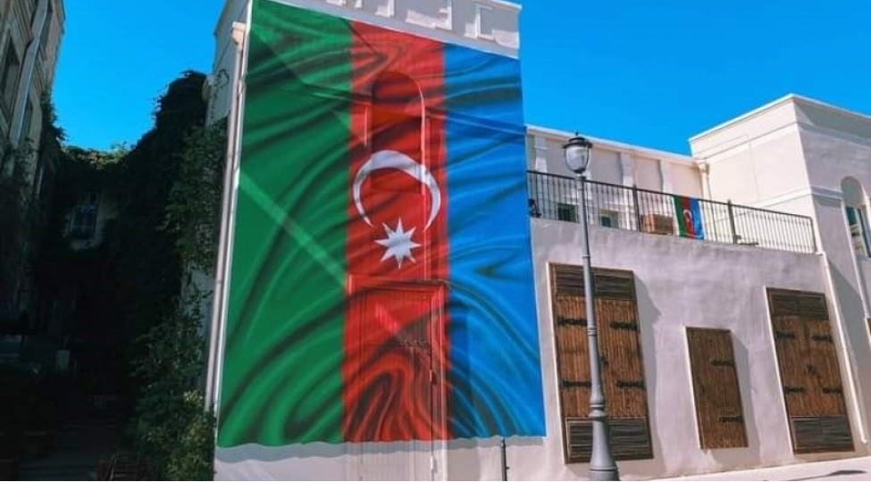 qosha-qala-meydanindan-shanli-bayragimizin-mohteshem-gorunushu