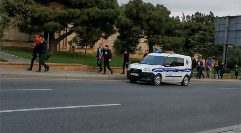 baki-sakinleri-shehid-generalin-mezarini-ziyarete-axishir-video