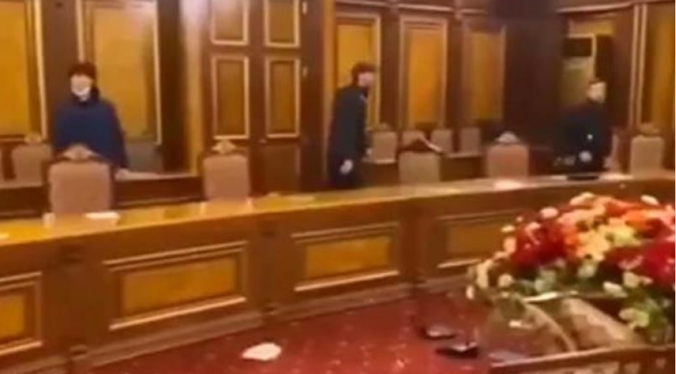 yerevan-sakinleri-hokumet-binasinin-iclas-zalini-darmadagin-edibler-video