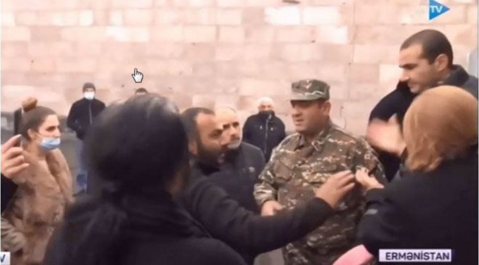 ermenistanda-itkin-dushen-esgerlerin-yaxinlari-etiraz-edir-video