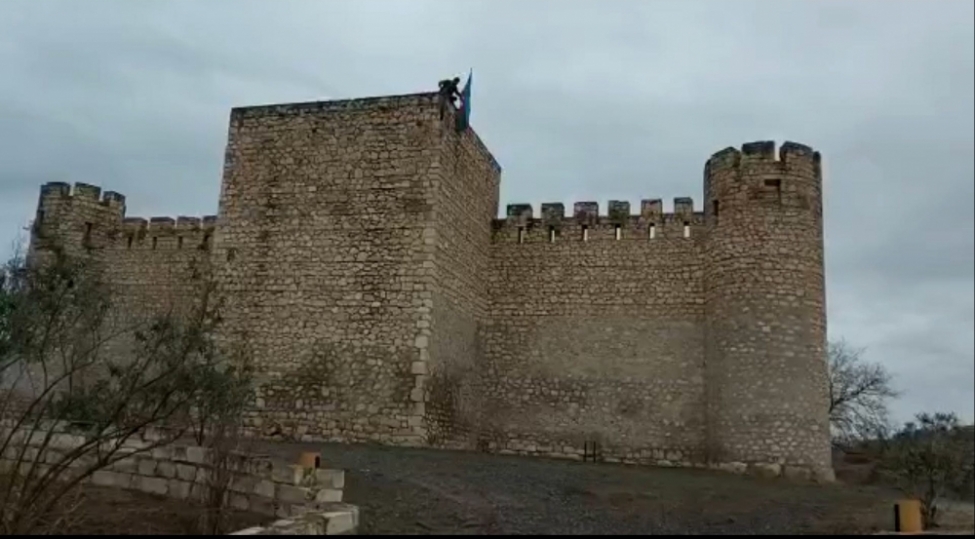 agdamda-shahbulaq-qalasina-azerbaycan-bayragi-sancilib-video