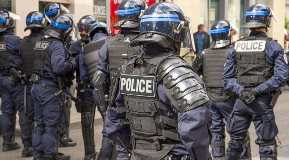 bu-da-fransa-polisi-qachqinlari-qovdu-jurnalistlere-hucum-etdi
