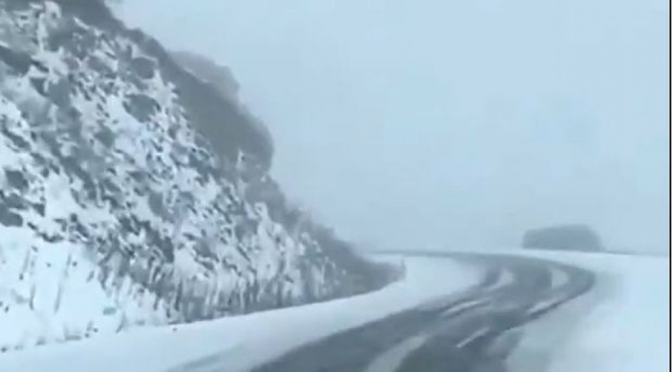 kelbecerin-qarli-yollarini-bir-de-bele-gorun-video