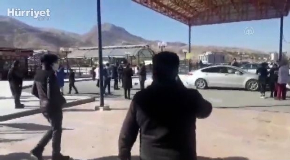 turkiyede-zelzele-insanlar-kuchelere-axishdi-video