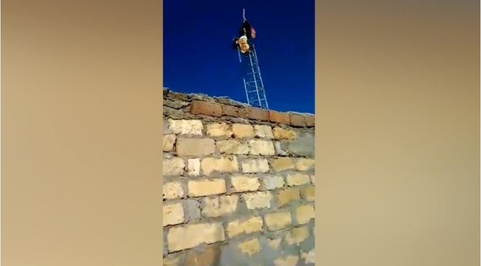 esgerlerimiz-ermenistan-bayragini-ermeninin-ozune-endirtdirdiler-video
