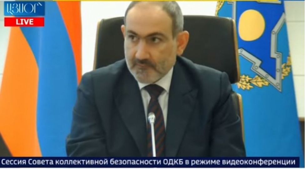 pashinyan-yene-gulunc-veziyyete-dushdu-video