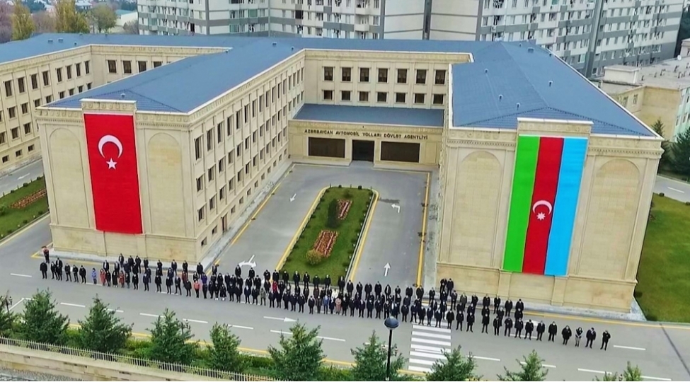 shehidlerimizin-ruhu-qarshisinda-bash-eyirik-video