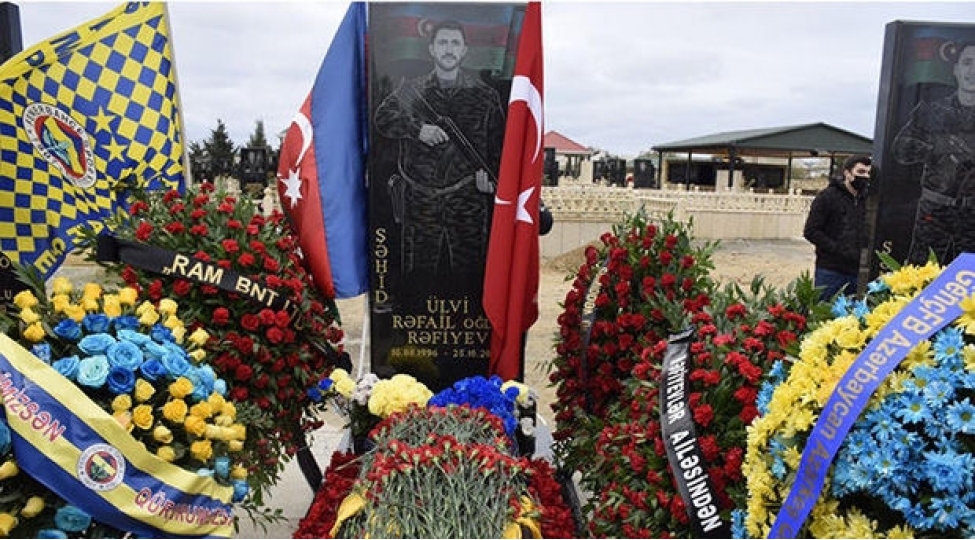 bir-gun-evvel-nishanlisi-uchun-gul-sifarish-veren-shehidimiz-fotovideo