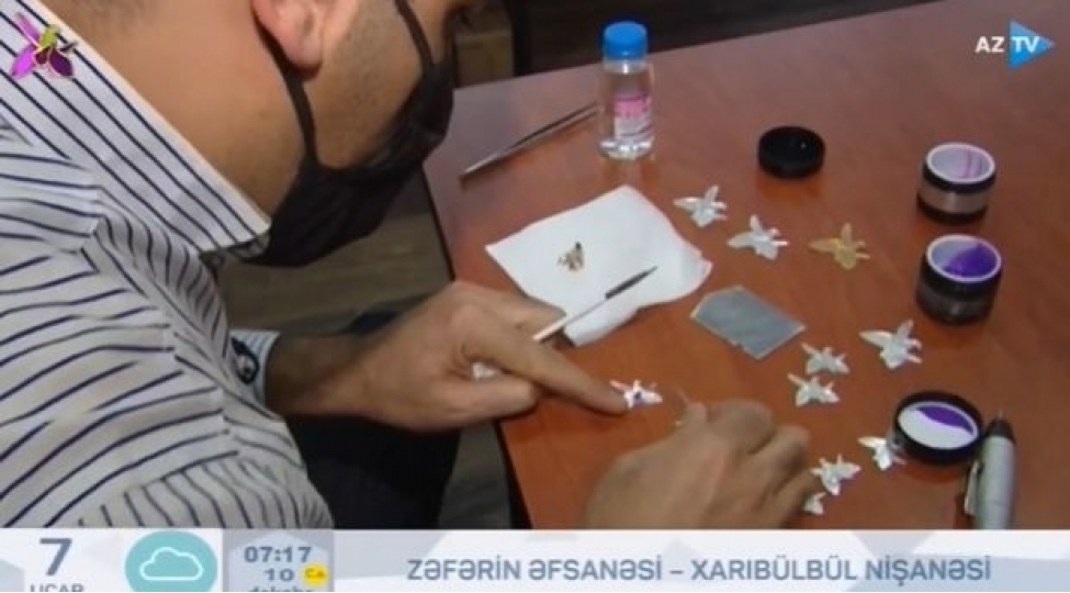 veten-hesretinin-simvolu-xari-bulbul-indi-her-kes-onu-sinesinde-gezdirmek-isteyir