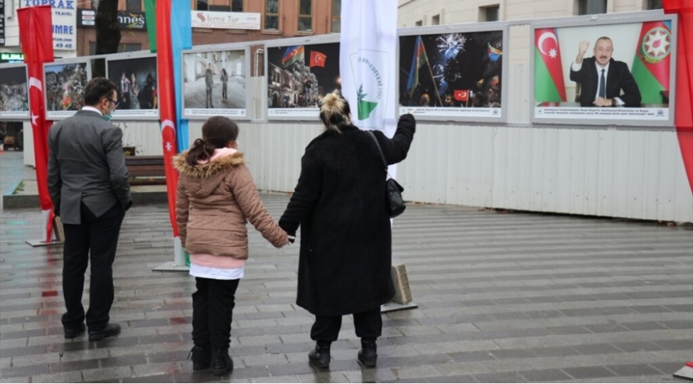 bursada-azerbaycanin-qelebesine-hesr-edilmish-fotosergi-achilib