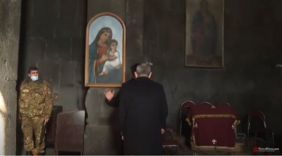 rahib-pashinyanin-elini-havada-qoydu-video