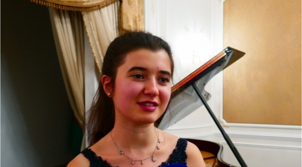 genc-pianochu-ifasini-veten-muharibesine-hesr-edib-video