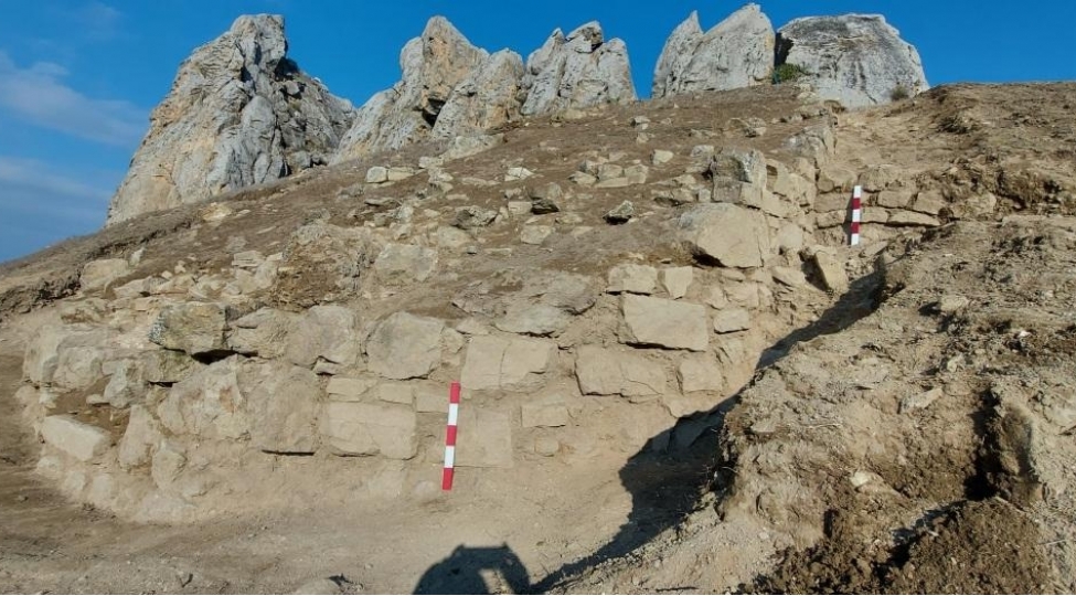 beshbarmaq-qalasinin-4-qala-burcunden-ikisinin-yeri-ashkarlandi