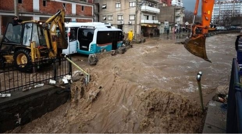 izmir-sakinlerine-evlerini-terk-etmemek-barede-xeberdarliq-edilib-video