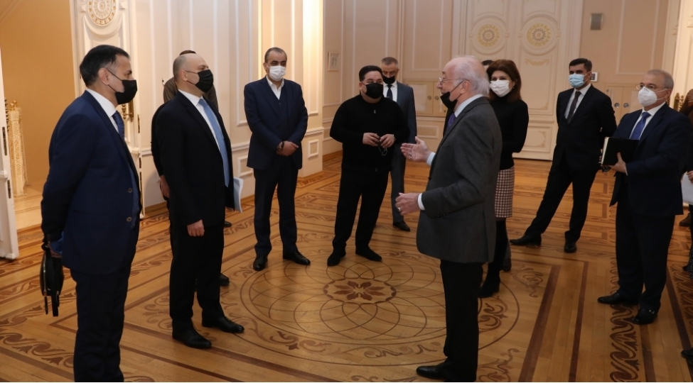 anar-kerimov-televiziya-kanallarinin-rehberleri-ile-gorushub