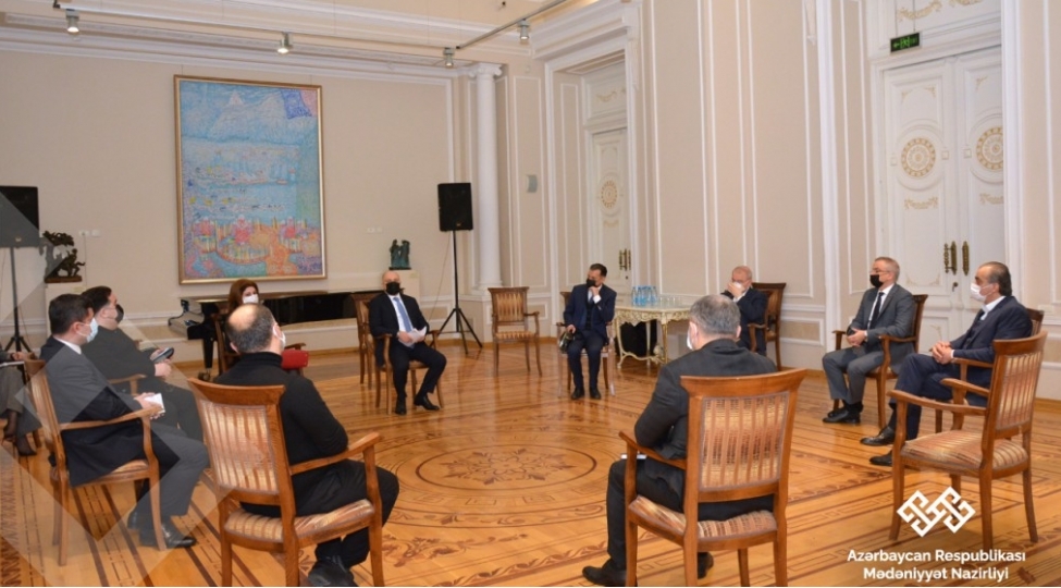 medeniyyet-naziri-ile-televiziya-kanallari-rehberleri-arasinda-gorush-kechirilib-foto