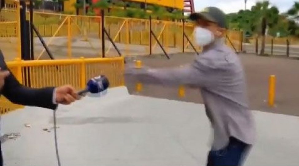 jurnalist-canli-yayimda-qaret-olundu-video