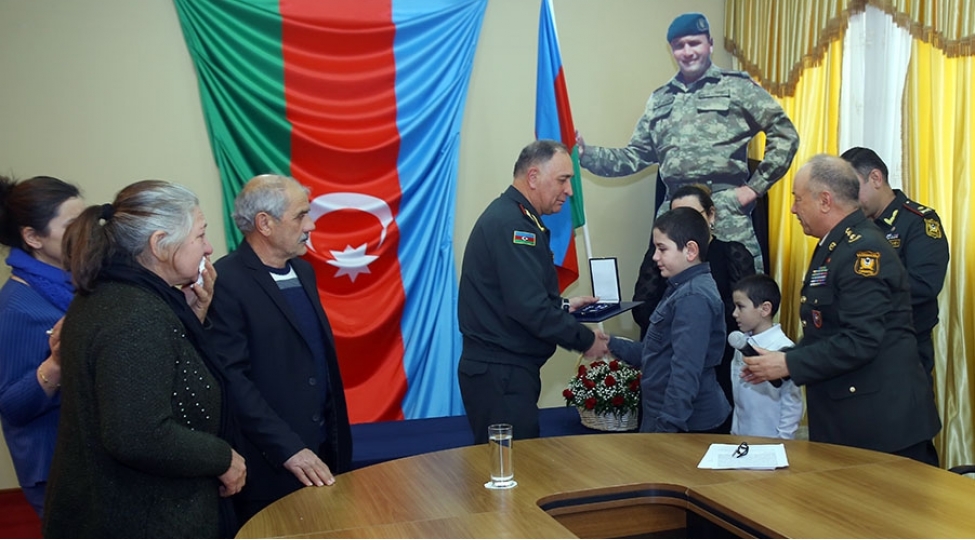 nato-nun-leyaqetli-xidmet-medali-shehidin-ailesine-teqdim-edilib-video