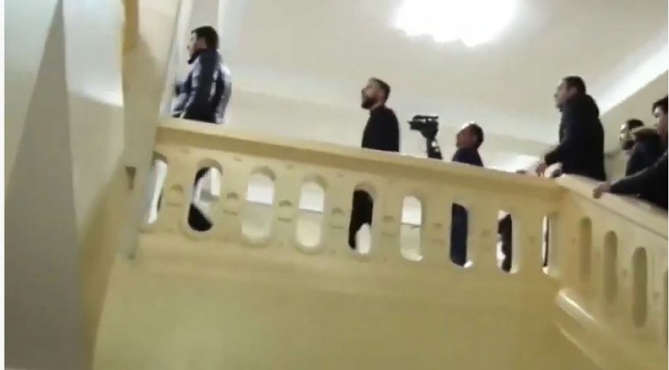 ermenistanda-etirazchilar-universitet-binasina-basqin-etdi-video