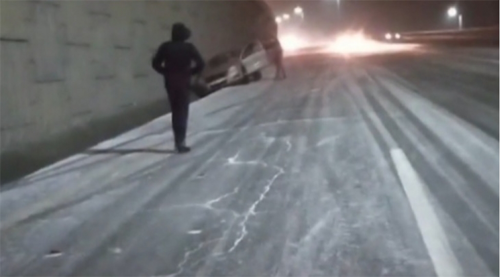 badamdarda-buz-baglayan-yollar-qezaya-sebeb-oldu-video