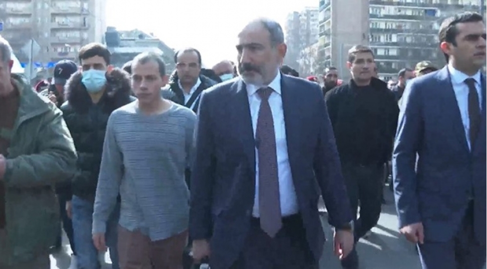 pashinyan-terefdarlarinin-qarshisina-chixdi-canli
