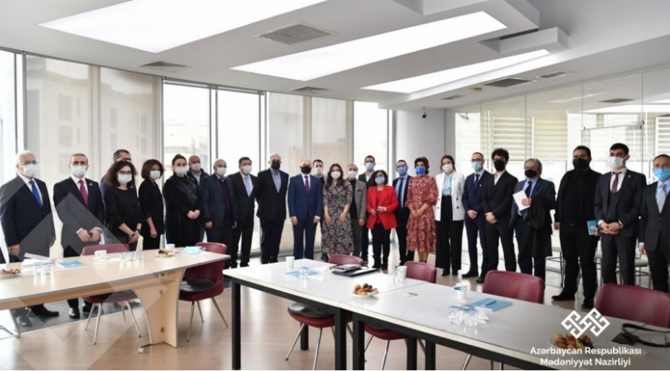 anar-kerimov-istanbulda-azerbaycanli-incesenet-xadimleri-ile-gorushub