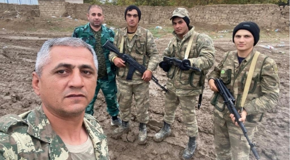 balakenli-ish-adami-mashinimizi-top-ateshine-tutmushdular-fotovideo
