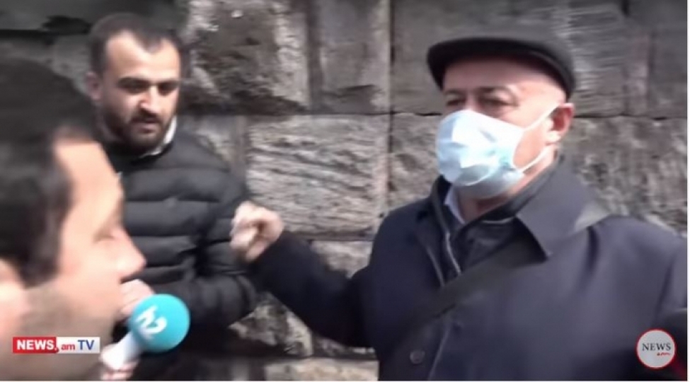 ermenistanda-deputat-etirazchini-vurmaq-istedi-video