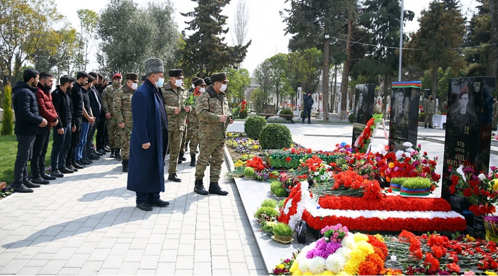 mudafie-nazirliyinin-rehberliyi-berde-sheherindeki-shehidler-xiyabanini-ziyaret-edib