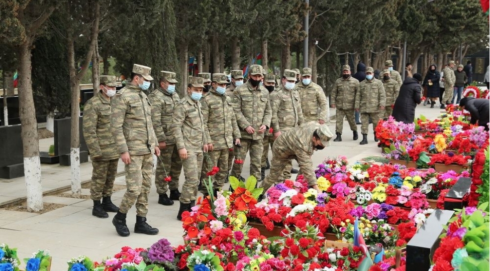 herbi-qulluqchular-qehreman-veten-ovladlarinin-mezarlarini-ziyaret-edibler
